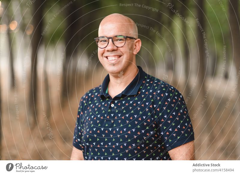 Zufriedener Mann im Stadtpark kahl gutaussehend Gasse Park Porträt Freude sich[Akk] entspannen Wochenende Lächeln Brille männlich genießen Inhalt Glück heiter