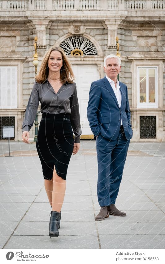 Elegantes Paar in klassischer Kleidung auf der Straße der Stadt Geschäftsleute elegant Stil Mode selbstbewusst Erfolg Outfit stilvoll reich gut gekleidet