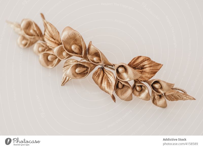 Haarnadel mit dekorativen Blumen auf dem Tisch Dekoration & Verzierung handgefertigt Handwerk kreativ golden Stil Atelier geblümt Ornament Kunst Design Basteln