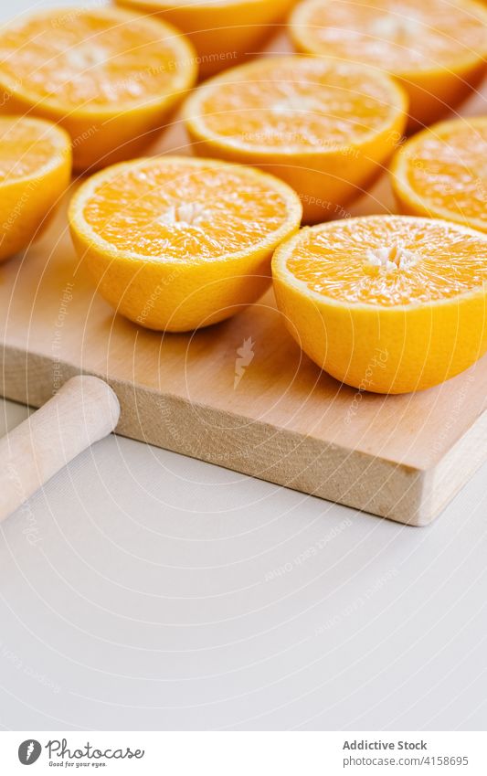 Orangen auf Schneidebrett auf weißem Hintergrund Hälfte orange Ordnung Linie Orden Reihe Atelier Frucht hölzern reif Vegetarier Lebensmittel frisch Ernährung