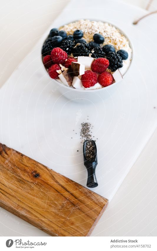 Leckere Frühstücksschüssel auf dem Tisch in der Küche Schalen & Schüsseln Frühstücksschale Ernährung Beeren gesunde Ernährung Morgen dienen Müsli Vitamin