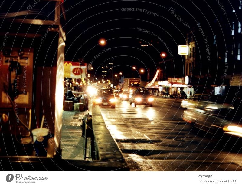 mein block.. New York State New York City Häuserzeile Nacht dunkel Dämmerung Licht Mann Verkehr Gesellschaft (Soziologie) Stadt Eile Geschwindigkeit