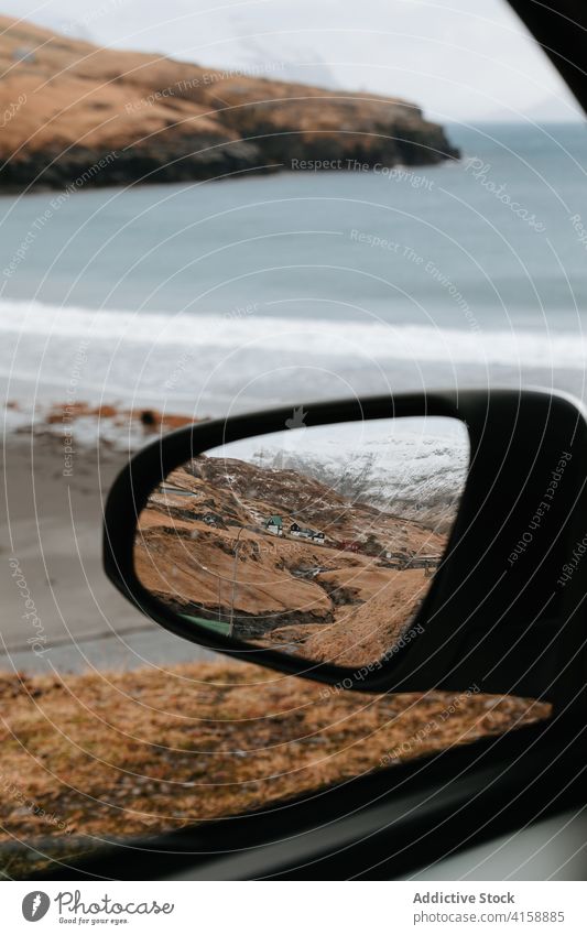 Auto in Meeresnähe im Winter Fenster PKW Berge u. Gebirge MEER Autoreise Meereslandschaft Schnee Hochland Landschaft Färöer-Inseln erstaunlich Himmel Reise