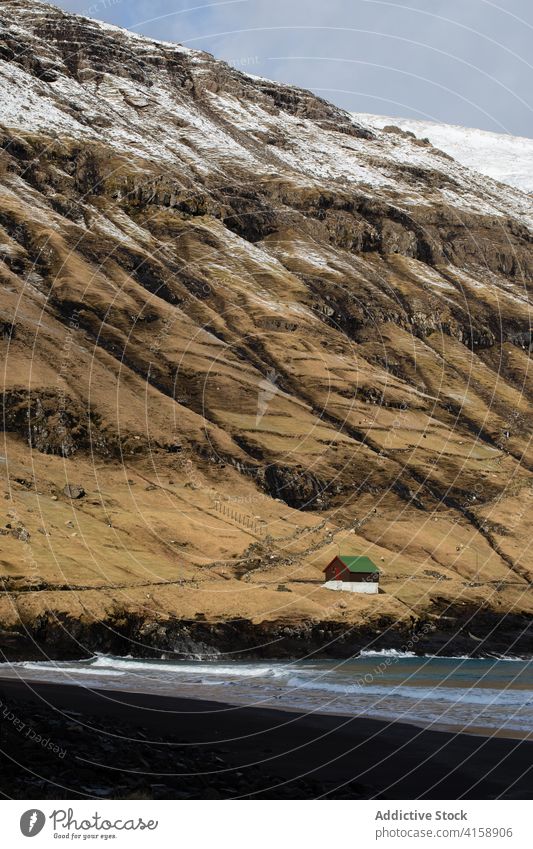 Kleine Hütte Holzhaus in den Bergen auf den Färöer Inseln Berge u. Gebirge Dorf Wohnsiedlung Winter Schnee Fluss Saison kalt Haus wohnbedingt Färöer-Inseln
