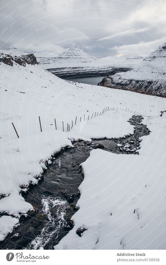 Kalter Bach in verschneiter Landschaft Schnee Wasser Winter kalt bedeckt Himmel Berge u. Gebirge Natur malerisch cool fließen Kamm Umwelt Ambitus färöer Insel