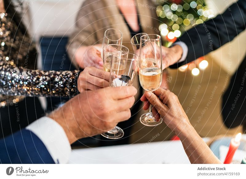 Gesellschaft von Menschen, die gemeinsam Weihnachten feiern Party heimwärts Klirren Glas Zusammensein Unternehmen jubelt Champagne Getränk Zuprosten