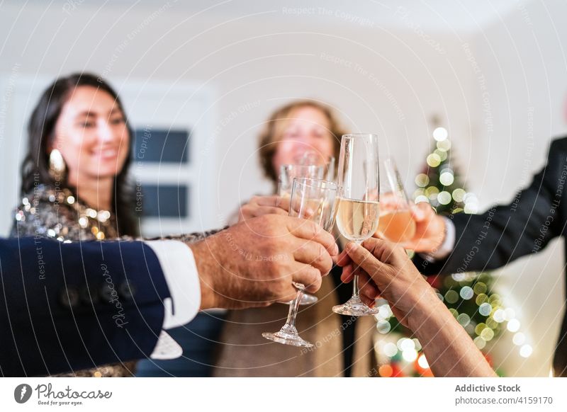Gesellschaft von Menschen, die gemeinsam Weihnachten feiern Party heimwärts Klirren Glas Zusammensein Unternehmen jubelt Champagne Getränk Zuprosten