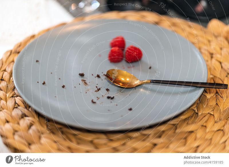 Leerer Teller mit Beeren auf dem Tisch leer dreckig Dessert Löffel Party Krümel lecker feiern Lebensmittel Himbeeren festlich Keramik Fleck Schliere Objekt