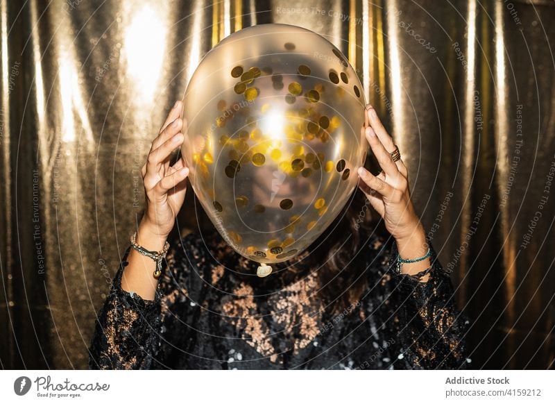 Frau mit Luftballon auf Party golden Glamour festlich Kleid Deckblatt feiern schwarz Konfetti Dekoration & Verzierung glänzend hell Mode Stil Glitter