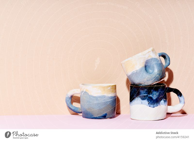 Handgefertigte Keramiktassen im Atelier Tasse Ton handgefertigt sehr wenige Stillleben Zusammensetzung Küche Utensil Pastell Design Geschirr Objekt Tee