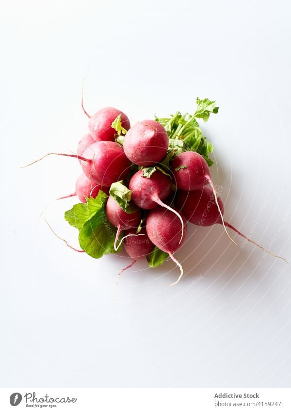 Frische Radieschen Diät Natur Veganer Nahaufnahme produzieren Rettich Landwirtschaft süß Knolle weiß frisch rot Gemüse Salatbeilage grün Wurzel aufgeschnitten