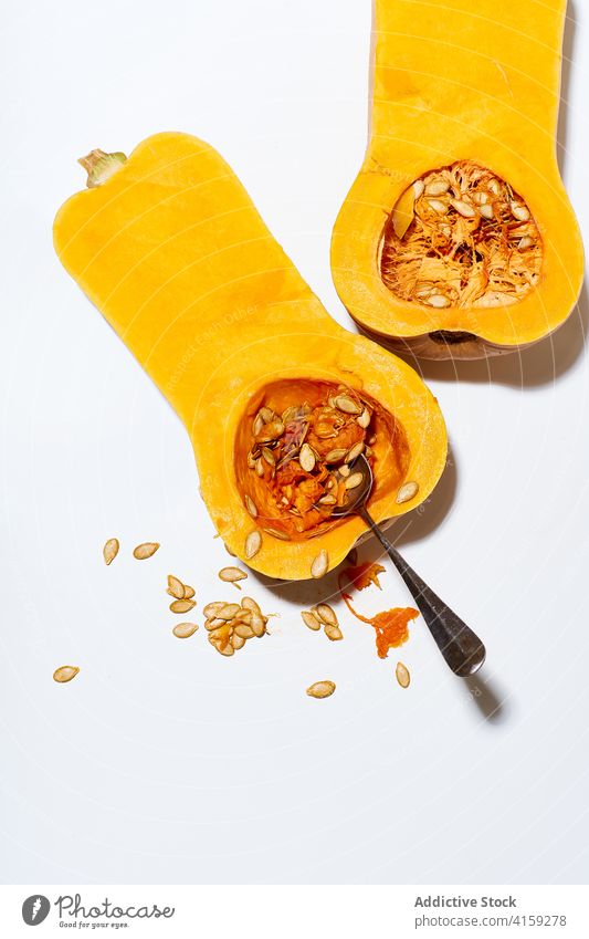Butternusskürbis kochen Kürbis Gemüse Kochen Samen Lebensmittel Squash Scheibe frisch orange Gesundheit Vegetarier Saison Ernte Nahaufnahme organisch