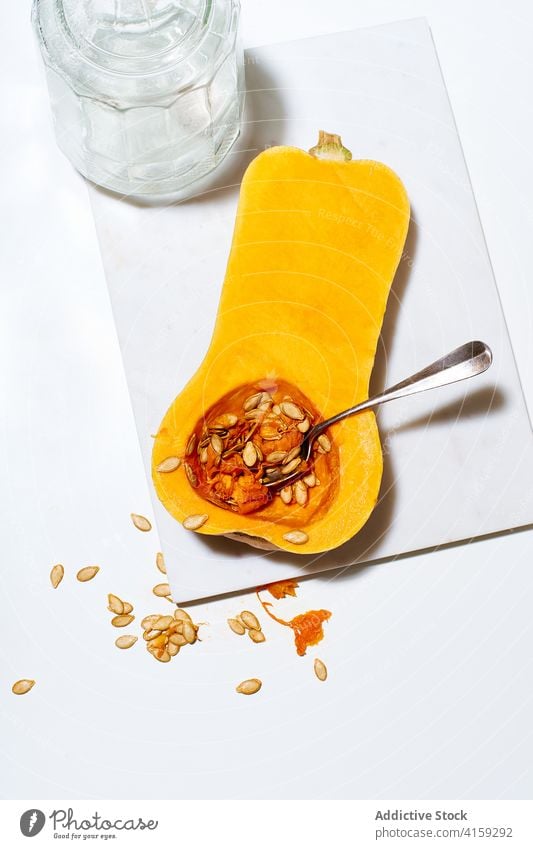 Butternusskürbis kochen Kürbis Gemüse Kochen Samen Lebensmittel Squash Scheibe frisch orange Gesundheit Vegetarier Saison Ernte Nahaufnahme organisch
