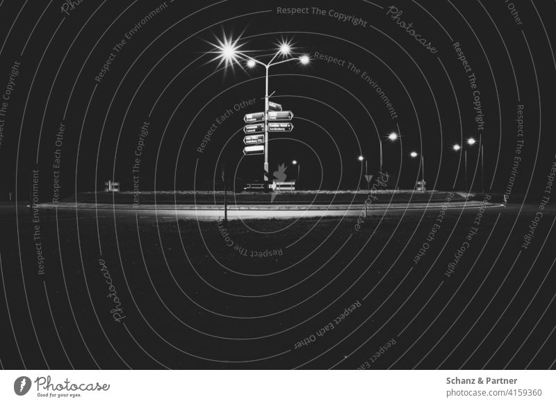 Kreisel mit Wegweisern in Belgien Rond point Straßenlaterne Frankreich Nacht nachts unterwegs Navigation GPS verfahren dunkel einsam beleuchtet