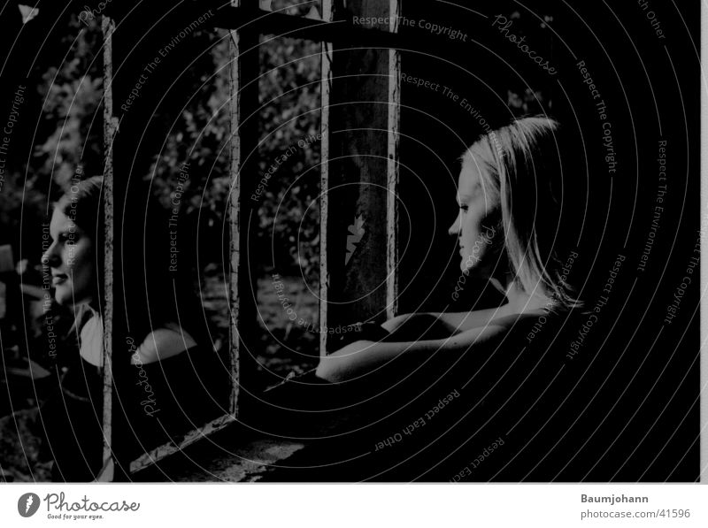Gemeinsam einsam Gitter Fenster Porträt Silhouette Frau Schwarzweißfoto teilbelichtet Profil