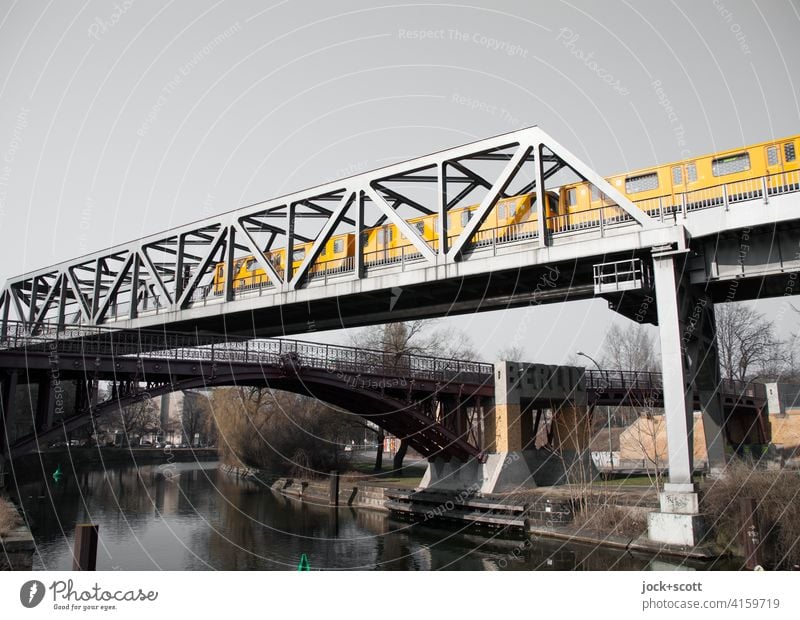 Brücken über den Landwehrkanal U-Bahn Öffentlicher Personennahverkehr Fußgängerbrücke Wolkenloser Himmel Verkehrsmittel Schienenverkehr Anhalter Steg
