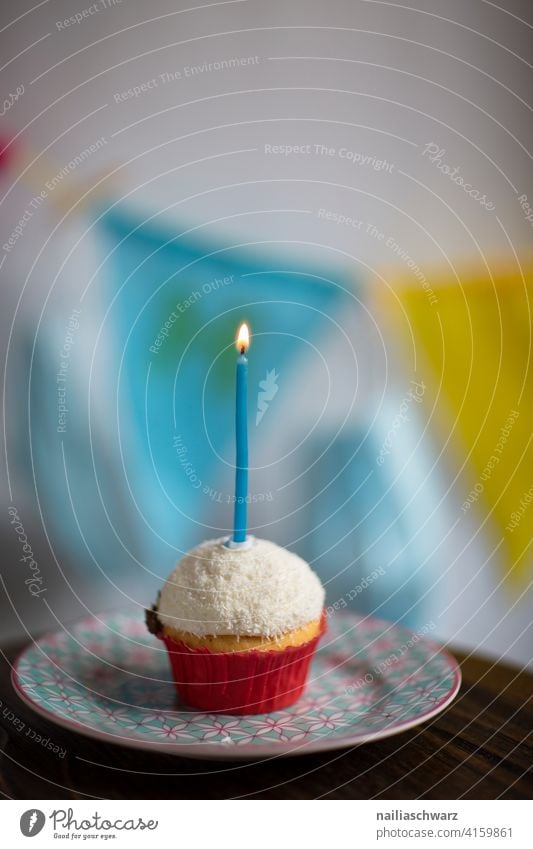 Alles Gute zum Geburtstag! Muffin Kerze Geburtstagstorte Geburtstagskerzen geburtstagsparty Feier Einsamkeit Einsamkeit Stille blau gelb Teller Gebäck Nachtisch
