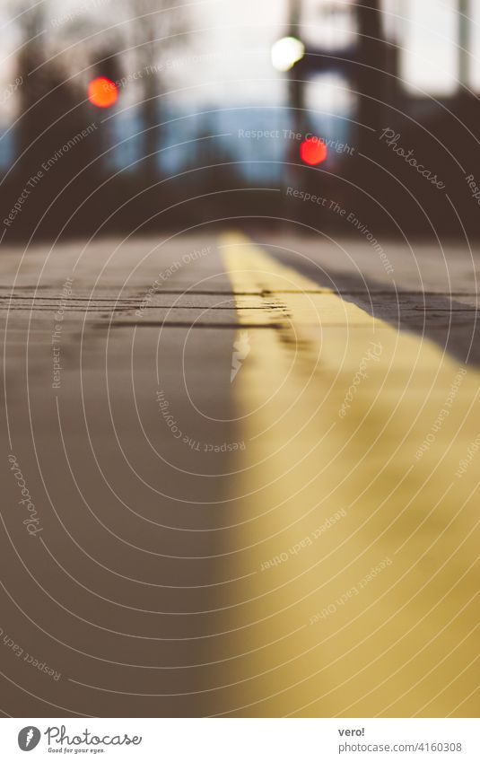 Bahnhof, gelbe Linie, rote Lichter Farbfoto Menschenleer Umweltschutz Spannung Verbindung industriell Kraft Konstruktion elektronisch Hochspannungsleitung