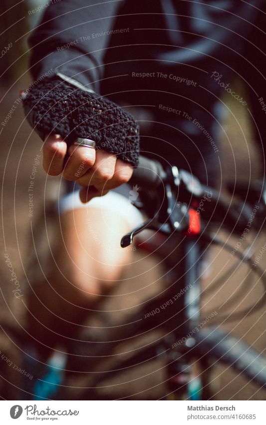 Hände an den Lenker Hand Handschuhe Mountainbike Fahrrad Fahrradfahren Fahrradlenker Freizeit & Hobby Sport Detailaufnahme