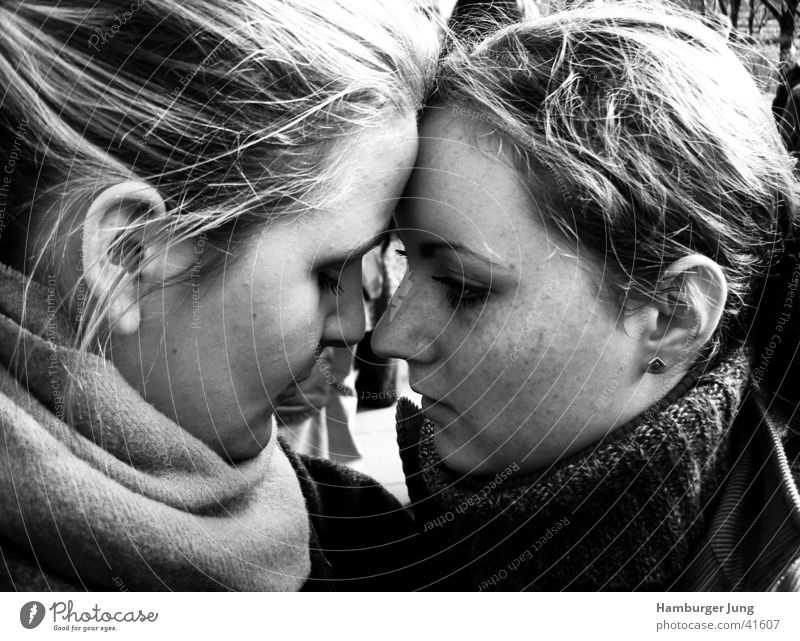 Vertrauen Zuneigung Gefühle trösten Freundschaft Frau zwei Mädchen Schwarzweißfoto Nase