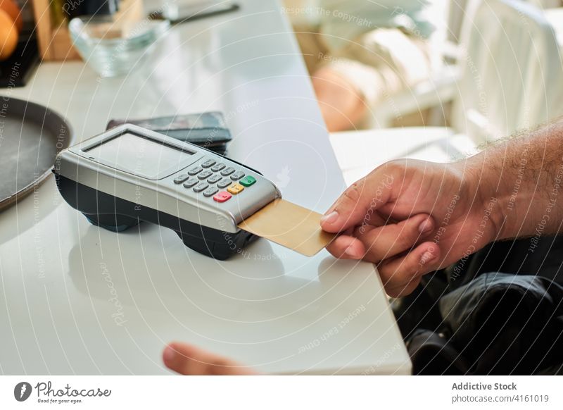 Crop-Mann bezahlt mit Plastikkarte in einem Cafe bezahlen Kreditkarte Zahlung Terminal berührungslos Orden Café Kunde Kauf Dienst Geld Gewerbe Finanzen nfc