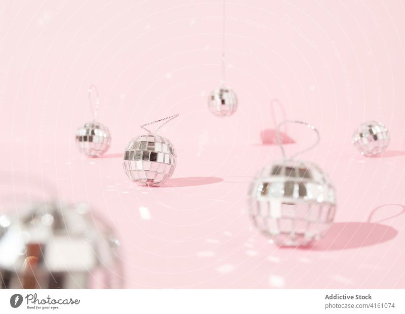 Glänzende Weihnachtsdekoration auf rosa Tisch Weihnachten Dekoration & Verzierung Ball Disco Atelier Kugel glänzend funkeln hell fröhlich Party Neujahr feiern