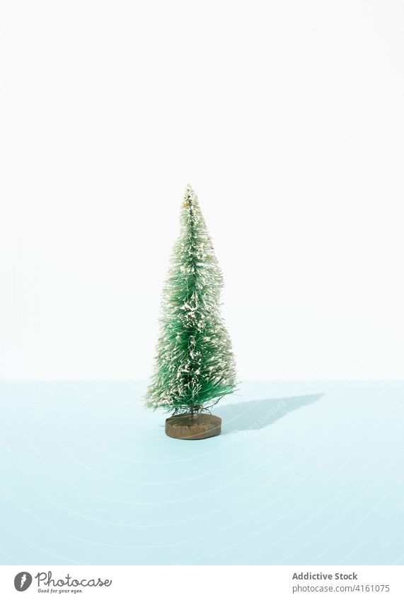 Dekorativer Weihnachtsbaum im Atelier Weihnachten Baum Miniatur Dekoration & Verzierung Ornament Feiertag festlich grün Tanne Fichte Tisch Saison Dezember
