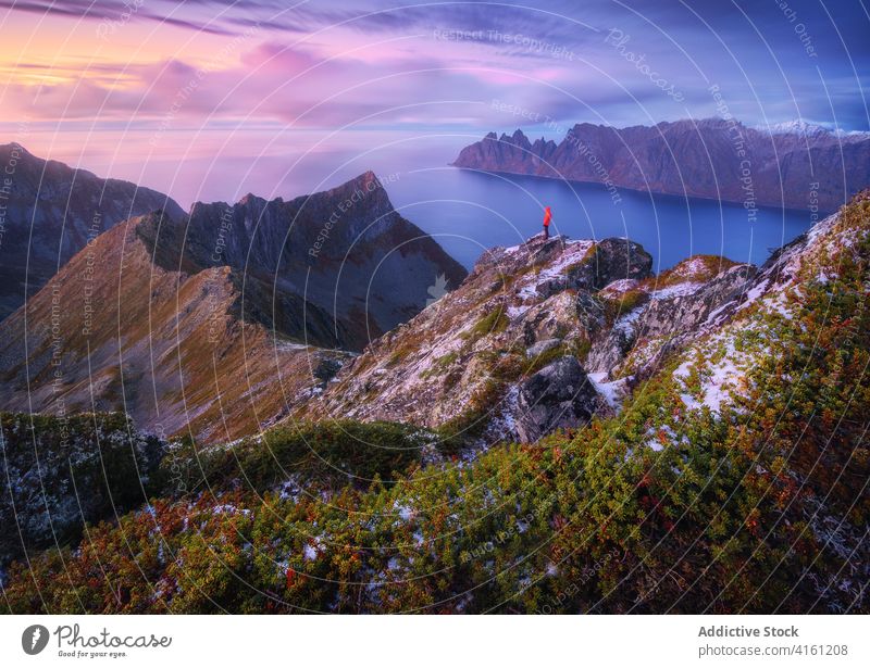 Anonymer Tourist betrachtet das Meer von einem auffälligen Bergrücken am Abend reisen bewundern Berge u. Gebirge Meereslandschaft Natur Hochland Himmel wolkig
