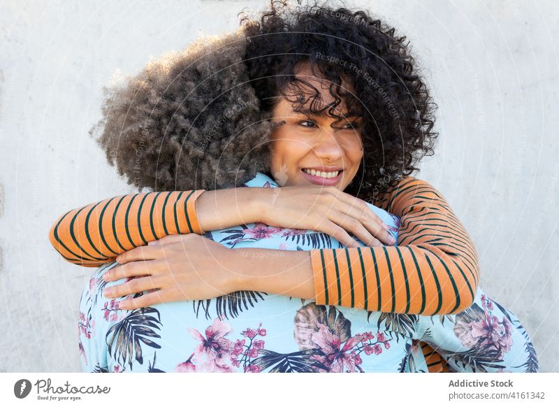 Romantisches schwarzes Paar umarmt sich auf der Straße Umarmen romantisch Termin & Datum Liebe Zuneigung Lächeln Partnerschaft Umarmung Glück