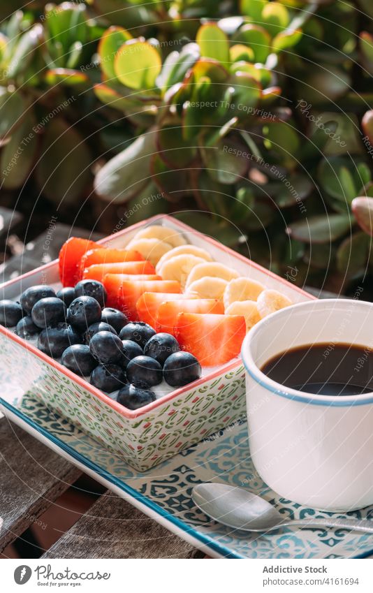 Leckeres Frühstück auf dem Holztisch im Sommercafé Schalen & Schüsseln Café Kaffee Morgen Sonnenlicht Ernährung Supernahrung gesunde Ernährung hölzern Tisch