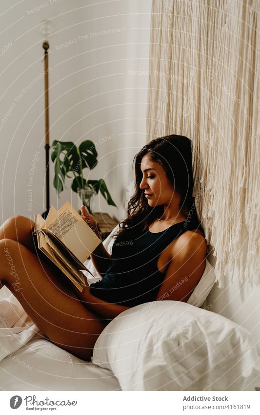 Frau liest Buch im Schlafzimmer Bett lesen heimwärts Morgen sich[Akk] entspannen ruhen Komfort Kälte gemütlich positiv Inspiration jung Lächeln Literatur Hobby