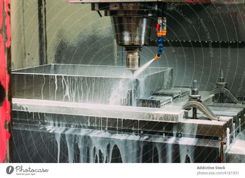 Fabrikanlagen mit Kühlflüssigkeit für die Metallbearbeitung Gerät industriell Schneidflüssigkeit Werkstatt Industrie Werkzeug Flüssigkeit Herstellung modern