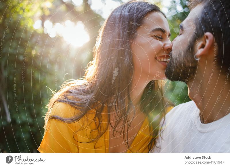 Romantisches junges ethnisches Paar verbringt Zeit miteinander im grünen Park romantisch Glück Liebe Kuss Zusammensein Zeit verbringen Garten Feiertag