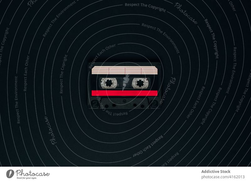 Retro-Audio-Kassette auf schwarzem Hintergrund Klebeband retro altehrwürdig altmodisch kompakt analog Musik stereo veraltet Kunststoff zuhören Medien Lager