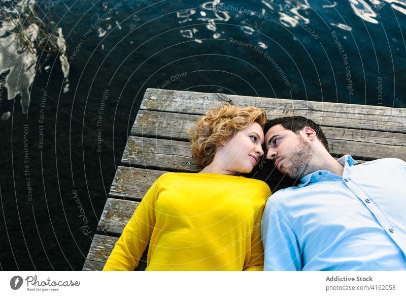 Verliebtes Paar entspannt sich auf der Seebrücke Pier Angebot Liebe Kai Sommer ruhen Partnerschaft sanft Lügen hölzern romantisch Freund Wasser Zusammensein
