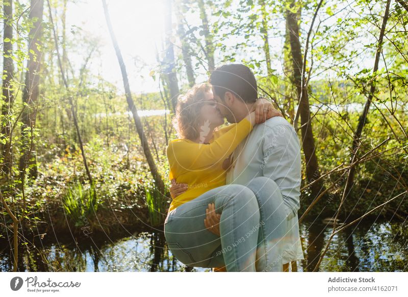 Glückliches Paar küsst sich sanft in der Natur führen Kuss romantisch Angebot Partnerschaft Park Zusammensein Liebe Umarmung schließen berühren Umarmen