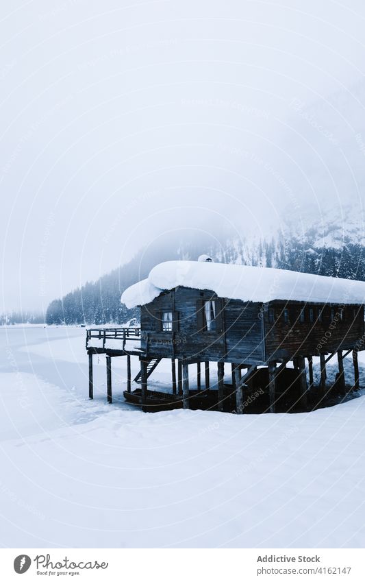 Verschneite Landschaft eines Bergtals im Winter Berge u. Gebirge Haus Schnee kalt Schneefall Tal einsam Schneesturm Natur schwer Wetter Klima gefroren