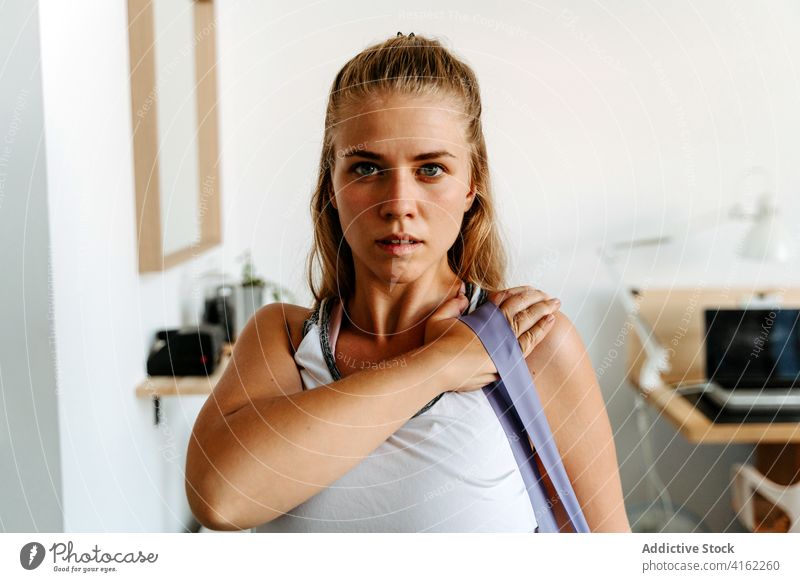 Frau trainiert mit Widerstandsband Sportlerin Übung Gerät Training Bestimmen Sie anstrengen aktiv Vitalität Energie üben schlank zu Hause Aktivität physisch
