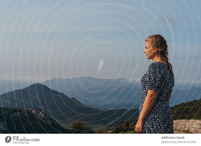 Gelassene Frau bewundert weite Berglandschaft an einem nebligen Tag Hochland bewundern Berge u. Gebirge Gelassenheit reisen Landschaft Hügelseite Natur Nebel