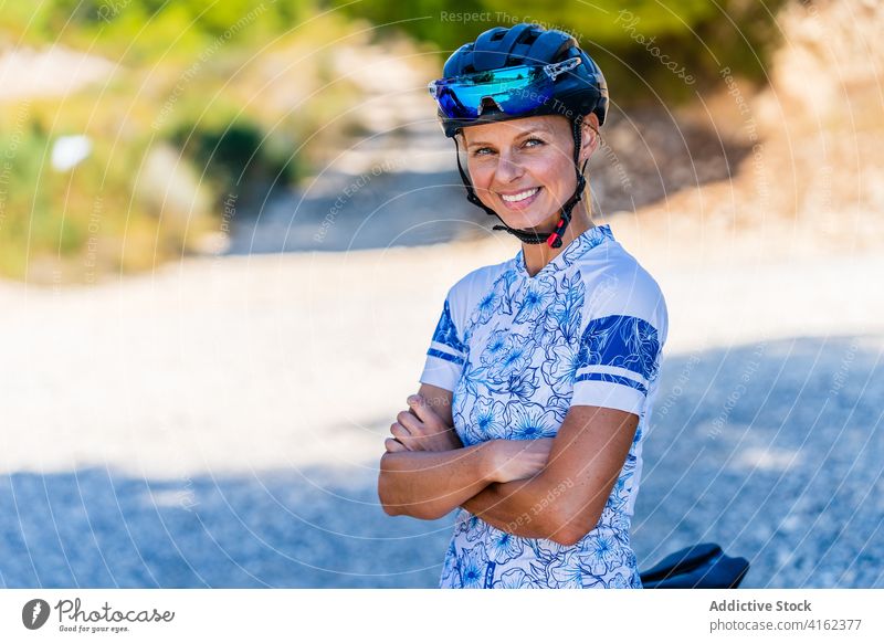 Porträt eines sportlichen Radfahrers Frau Fahrrad Mitfahrgelegenheit Straße Lächeln Sport Training aktiv Lifestyle Ausdauer Aktivität Gesundheit Sommer