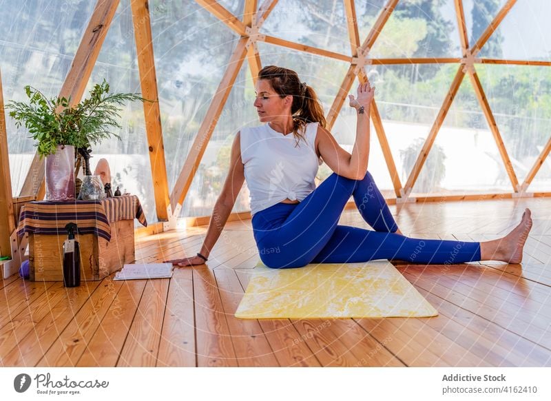 Unbekannte Frau in Marichi-Pose stehend Yoga üben beweglich Gleichgewicht Gesunder Lebensstil Wellness Unterlage Barfuß marichyasana Tattoo passen sitzen