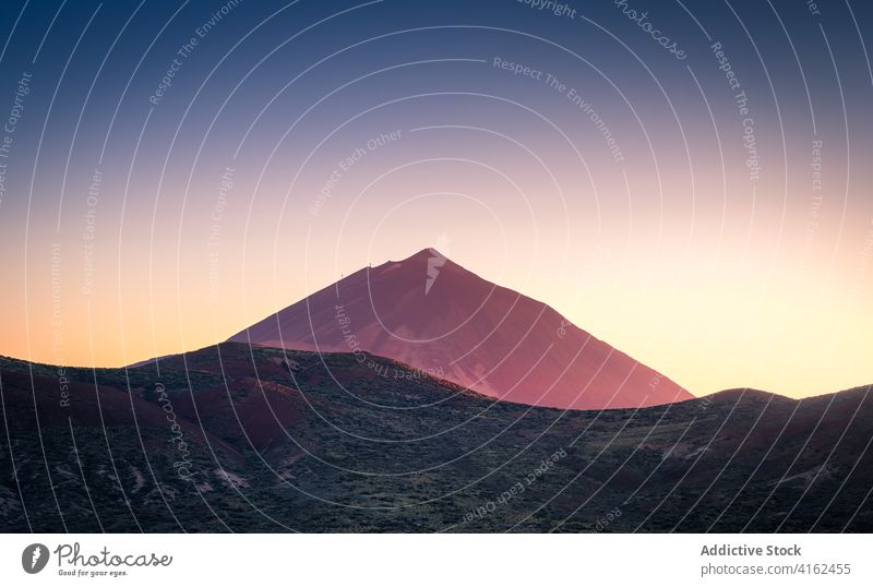 Friedlicher Sonnenaufgang über dem Teide-Gebirgstal im Sommer Morgen Berge u. Gebirge Tal Hochland Morgendämmerung leuchten orange lebhaft Pflanze