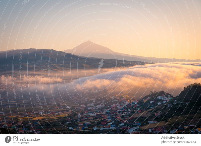 Erstaunliche Aussicht auf eine Siedlung in den Bergen am Morgen spektakulär Großstadt Nebel Hochland Tal Berge u. Gebirge dick Sonnenaufgang Kanarische Inseln