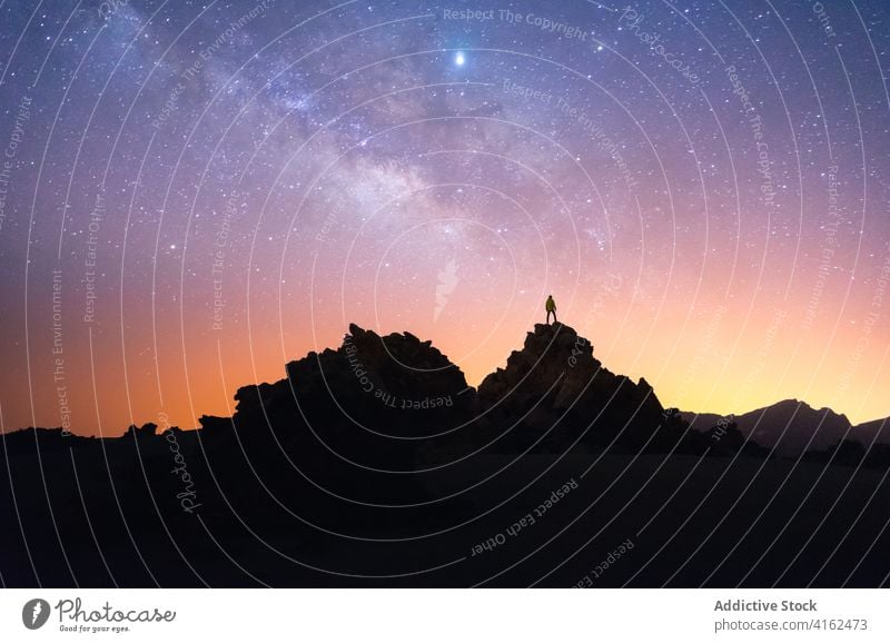 Reisender Mann auf einem Hügel bei Nacht Himmel sternenklar Zusammensein Silhouette Galaxie Milchstrasse bewundern Kanarische Inseln Teneriffa Spanien Felsen