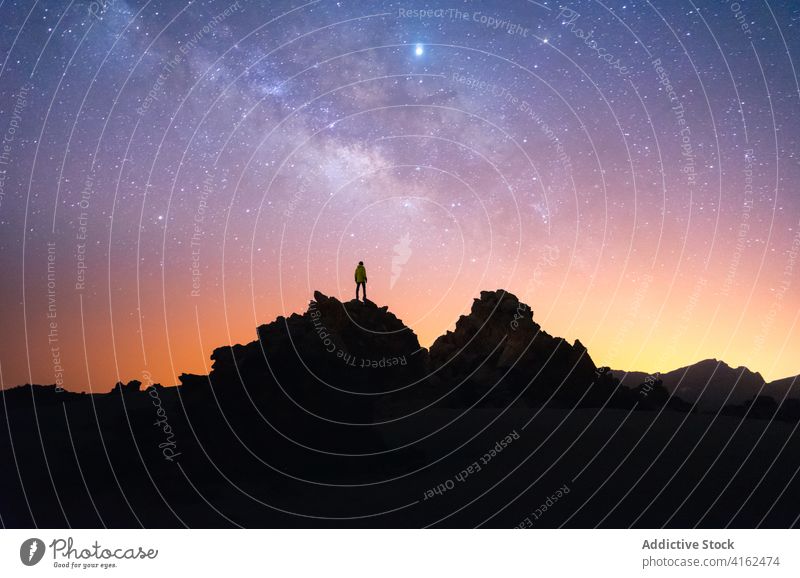 Reisender Mann auf einem Hügel bei Nacht Himmel sternenklar Zusammensein Silhouette Galaxie Milchstrasse bewundern Kanarische Inseln Teneriffa Spanien Felsen