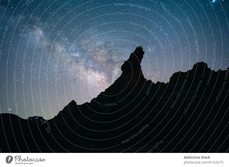 Sternenhimmel über nächtlichem Bergland Milchstrasse sternenklar Himmel Berge u. Gebirge Hügel Felsen Silhouette Nacht dunkel Kanarische Inseln Spanien