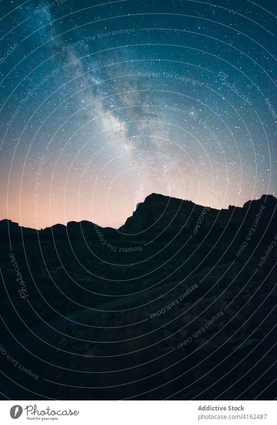 Sternenhimmel über nächtlichem Bergland Milchstrasse sternenklar Himmel Berge u. Gebirge Hügel Felsen Silhouette Nacht dunkel Kanarische Inseln Spanien