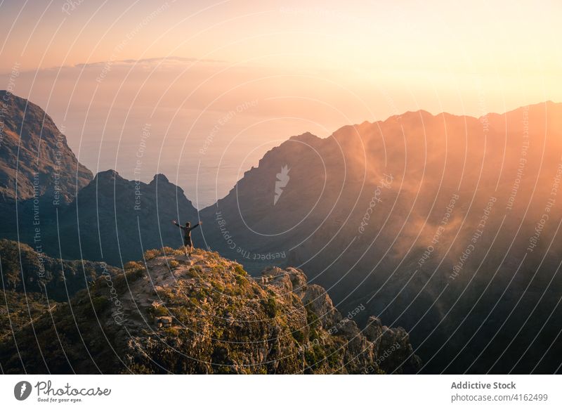 Einsamer Reisender auf einer Bergkette am Morgen Berge u. Gebirge Kamm Nebel erkunden Bergsteiger Urlaub Entdecker Teneriffa Spanien Kanarische Inseln reisen