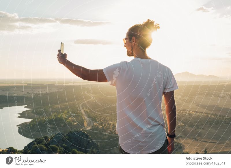Unbekannte Person steht auf einer Bergkuppe und fotografiert das Tal fotografieren Fotograf Smartphone Natur Fernweh reisen erstaunlich Reisender Gerät geräumig