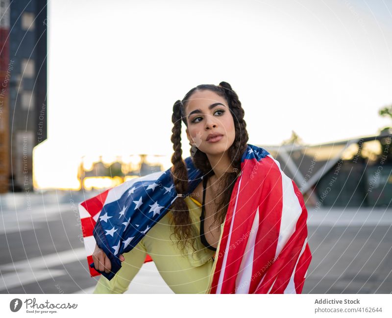 Sinnliche junge Ethnie hisst US-Flagge in der Nähe eines Wolkenkratzers Frau selbstbewusst Amerikaner Fahne sinnlich trendy Glück Patriotin feiern
